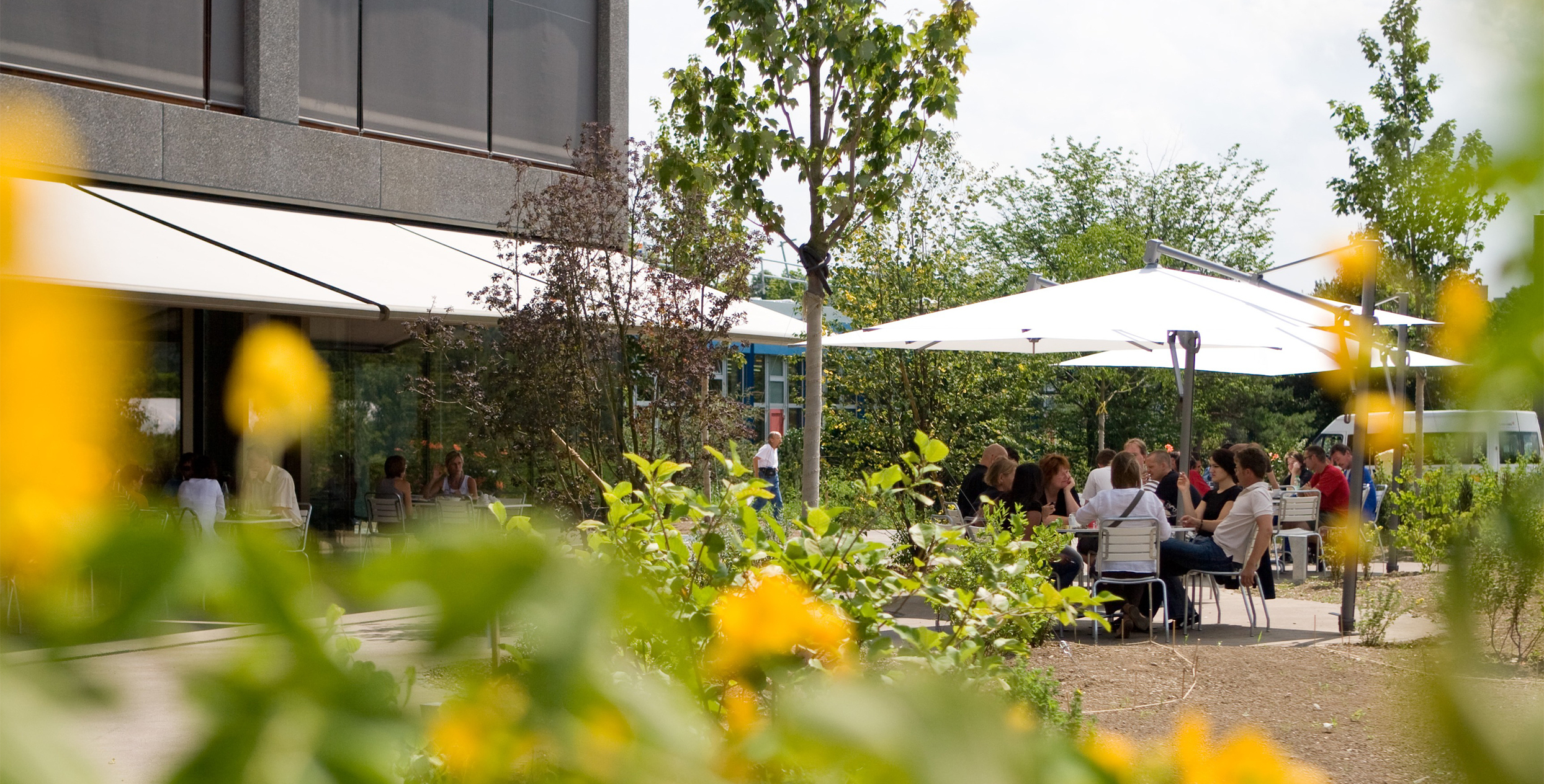 Aussensitzplätze auf der Terasse beim Hauptsitz