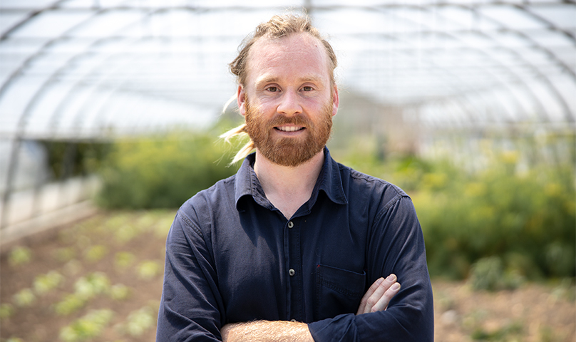 Portraitfoto von Davis Brand in einem Gewächshaus